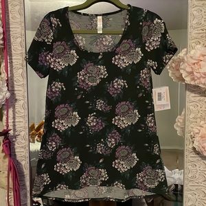 🤩 NWT Floral Classic Tee 🤩